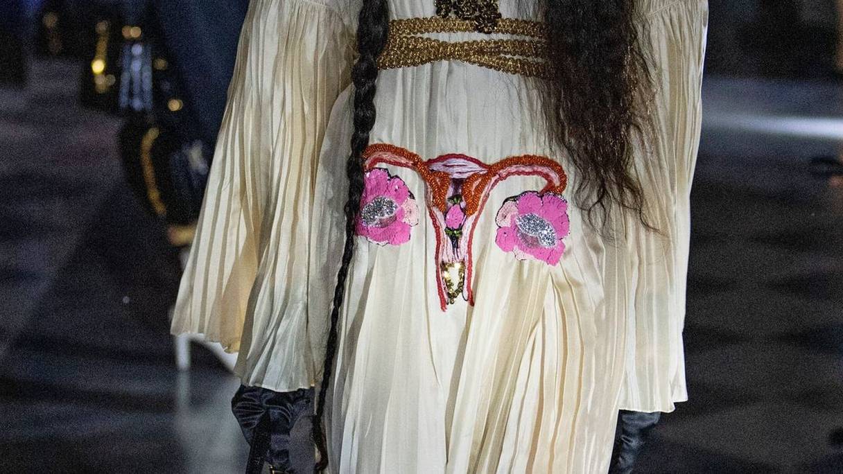 La robe ceinturée avec un utérus brodé de fleurs présentée lors du défilé Gucci Cruise 2020
