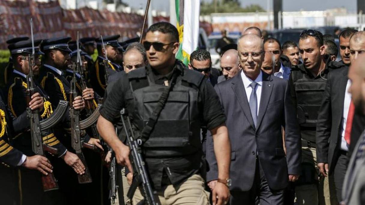 Le Premier ministre palestinien Rami Hamdallah, escorté par ses gardes du corps, à son arrivée à Gaza mardi 13 mars 2018.
