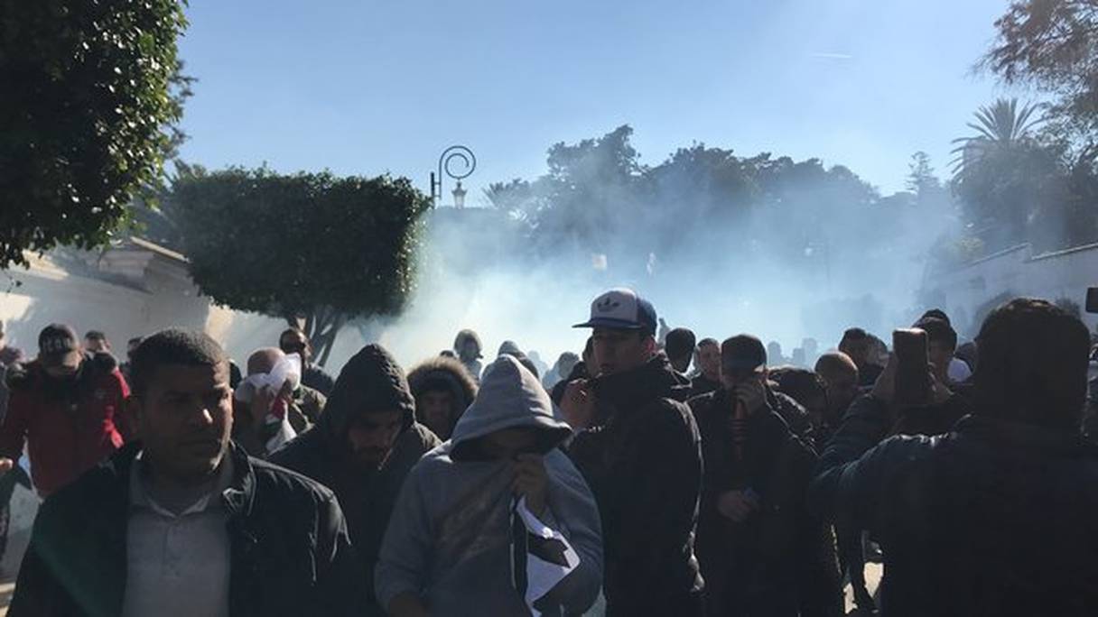 Des tirs lacrymogènes au niveau du palais du gouvernement, à Alger. 
