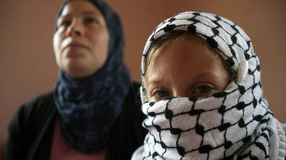 La jeune Ahed Tamimi, 17 ans, et sa mère Nariman s'apprêtant à sortir manifester contre l'occupation israélienne.
