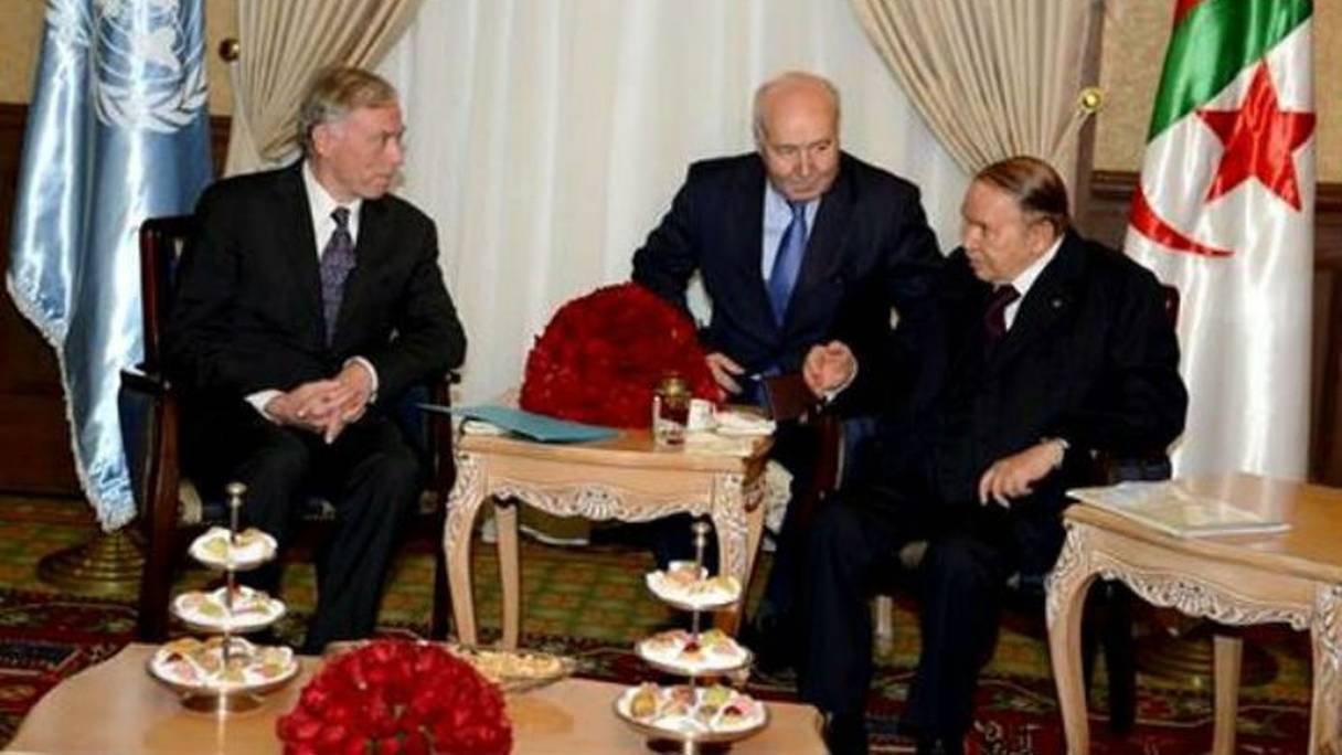 Le président algérien, Abdelaziz Bouteflika, et le nouvel Envoyé personnel du SG de l'ONU, Horst Köhler, lors d'une précédente rencontre à Alger.
