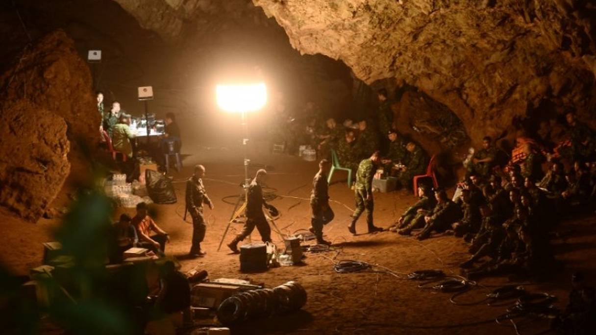 Des soldats thaïlandais participent à une opération de secours pour retrouver des enfants pris au piège dans une grotte inondée, le 26 juin 2018 à Chiang Rai.
