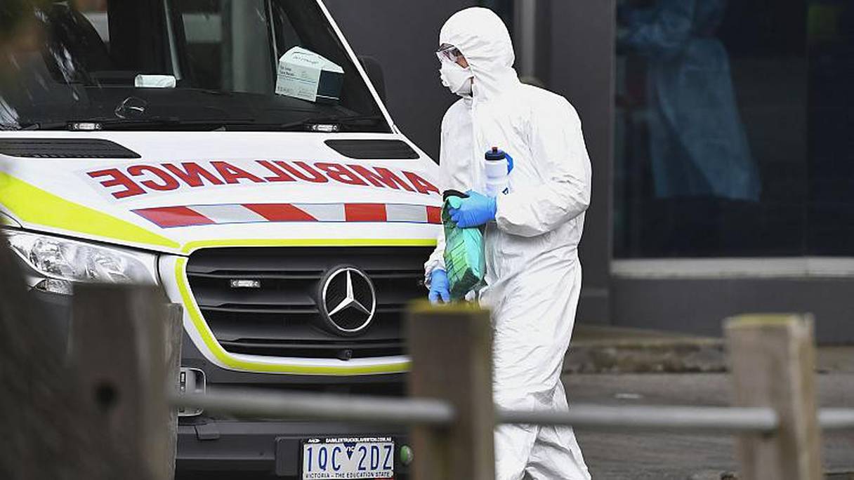 Un membre des services de santé d'urgence dans un quartier de Melbourne, cluster de cas de Covid-19, le 6 juillet 2020. 
