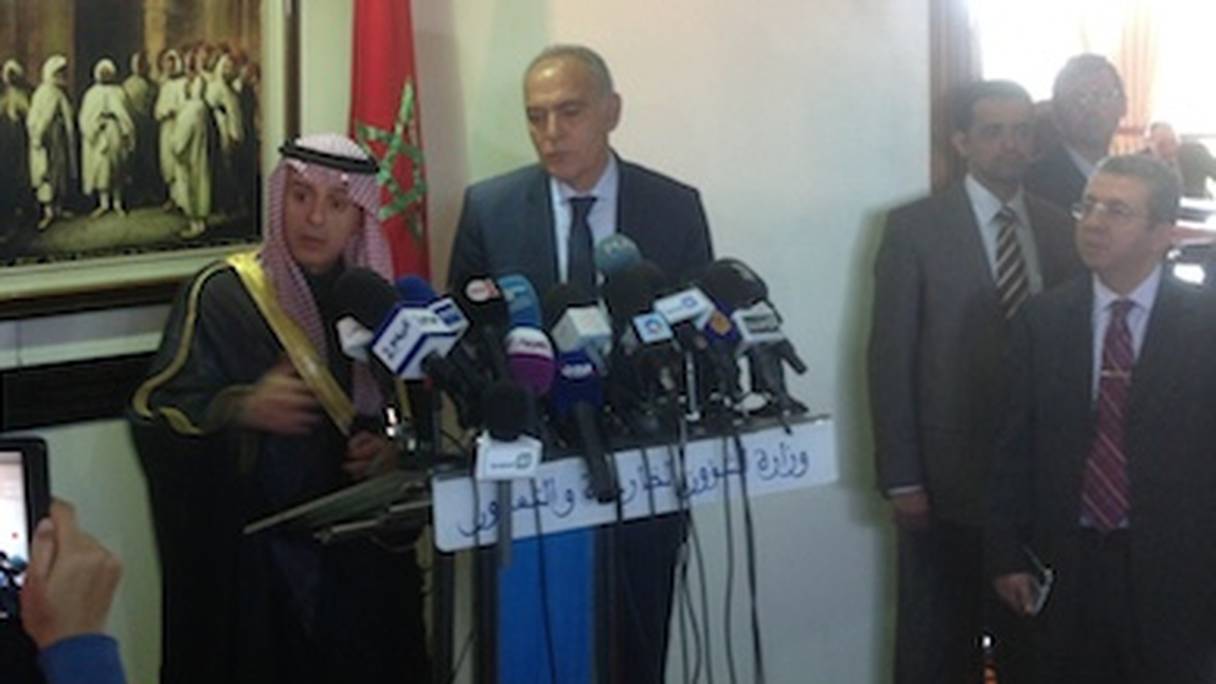 Le ministre saoudien des Affaires étrangères, Adel al-Joubeir, et Salaheddine Mezouar, lors de la conférence de presse, mercredi 10 février à Rabat.
