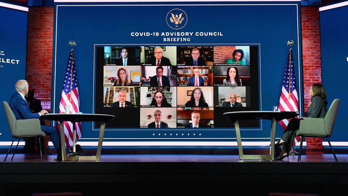 Le président élu américain Joe Biden et la vice-présidente élue Kamala Harris, en séance de briefing avec un comité d'experts réunis en visioconférence sur le Covid-19, au Queen Theatre de Wilmington, dans le Delaware, le 9 novembre 2020. 
