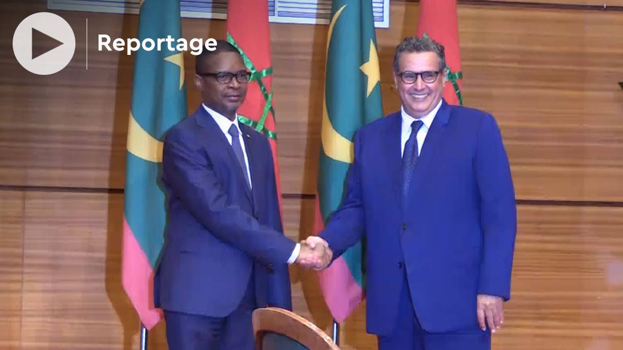 Mohamed Ould Bilal Messoud, Premier ministre mauritanien, et Aziz Akhannouch, chef du gouvernement, lors de leur rencontre au siège du ministère des Affaires étrangères à Rabat, le 11 mars 2022.
