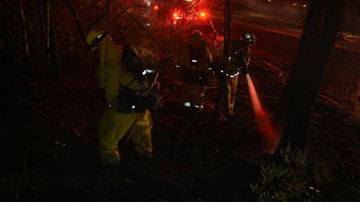 Des pompiers luttent contre les incendies qui font rage en Californie, le 15 septembre 2015 près de Middeltown.
