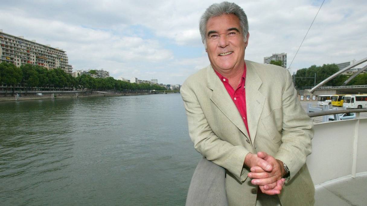 Georges Pernoud (1947 - 2020) pose sur les berges de la Seine, à Paris, près de France 3.
