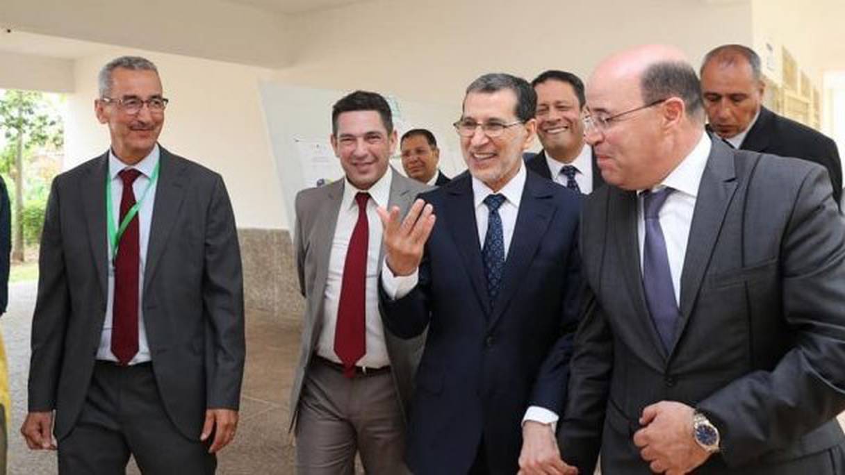 Saaïd Amzazi et Saâd-Eddine El Othmani (au centre), respectivement ministre de l'Education nationale et Chef du gouvernement, lors d'une tournée à une précédente session du baccalauréat. 
