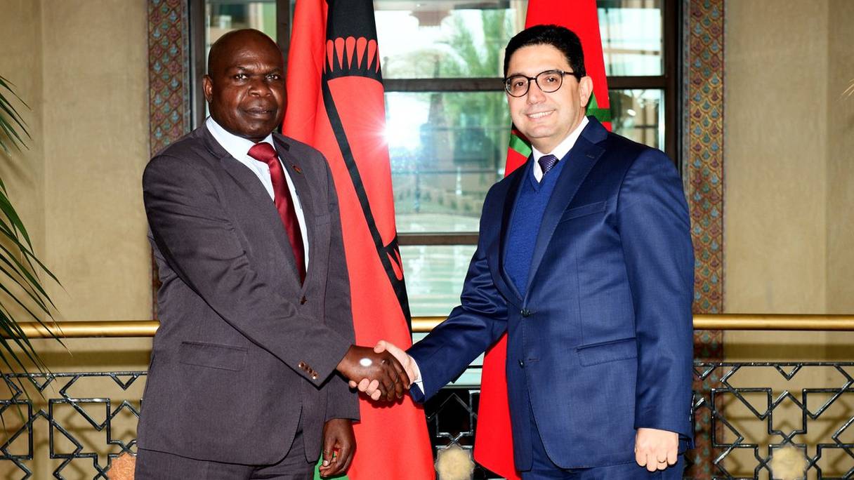 Nasser Bourita, ministre des Affaires étrangères et de la coopéraion internationale et son homologue du Malawi, Emmanuel Fabiano.
