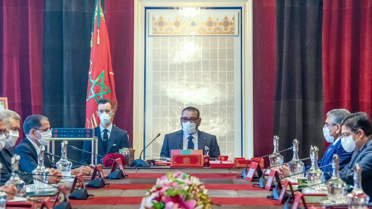 Le roi Mohammed VI présidant un Conseil des ministres, lundi 6 juillet à Rabat.
