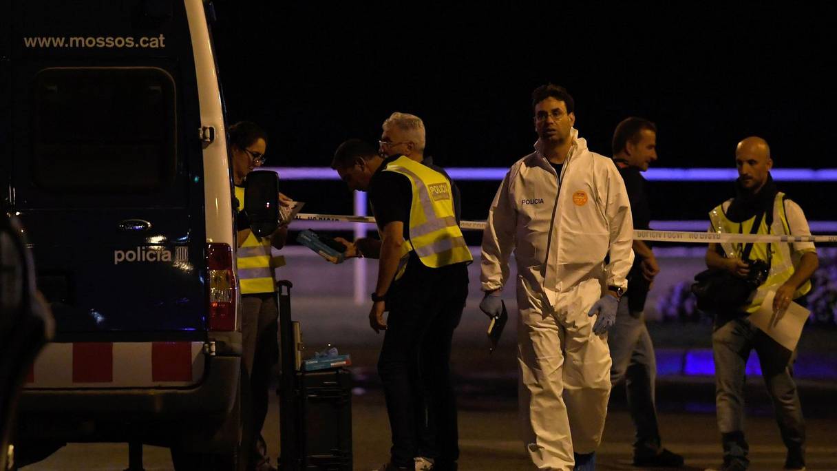 La police inspecte les lieux de l'attaque à la voiture bélier à Cambrils, cité balnéaire à 120 km au sud de Barcelone, dans le nord-est de l'Espagne, le 18 août 2017. 
