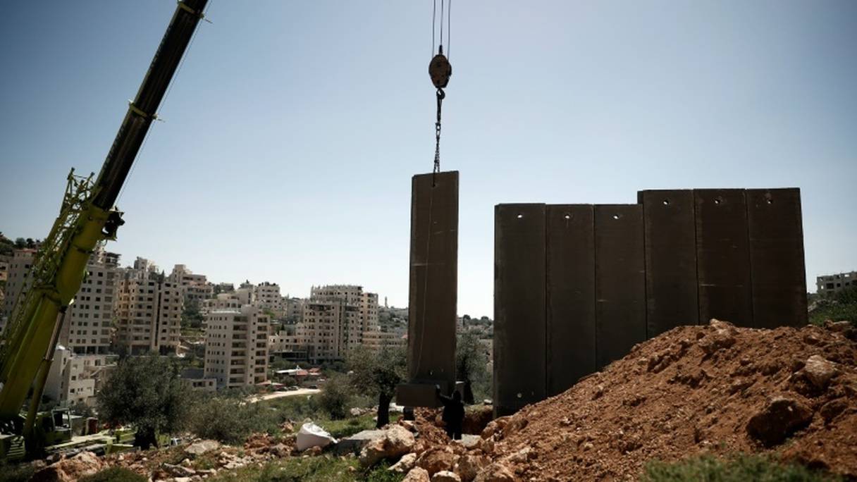 Installation d'un mur de séparation dans le secteur majoritairement chrétien de Beit Jala et de la vallée de Crémisan, le 7 avril 2016.
