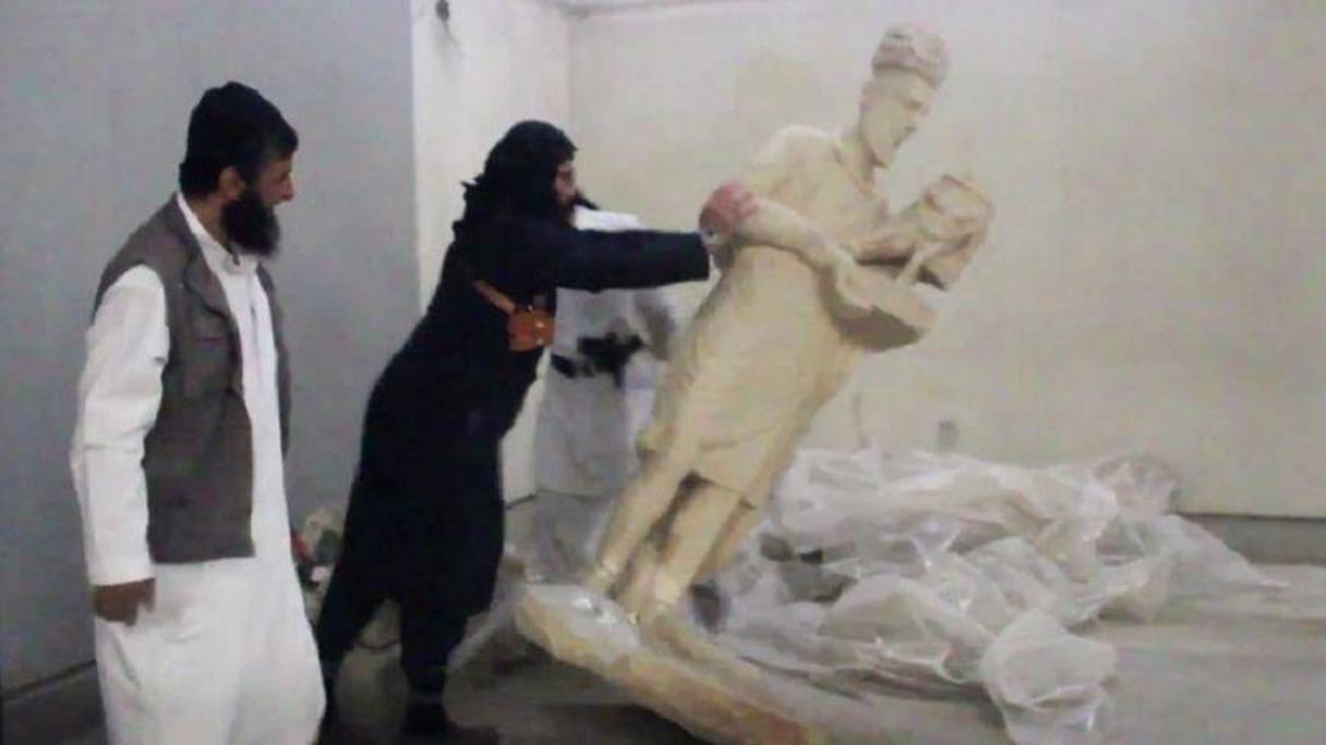 En février dernier, des partisans de l'EI s'en prenaient au musée de Mossoul en Irak, détruisant des sculptures assyriennes préislamiques.
