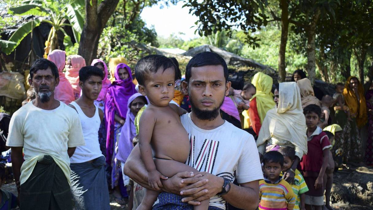 Mohammad Ayaz et son fils, seuls survivants d'une famille rohingya birmane, dans un camp de réfugiés à Ukhiya, au Bangladesh.
