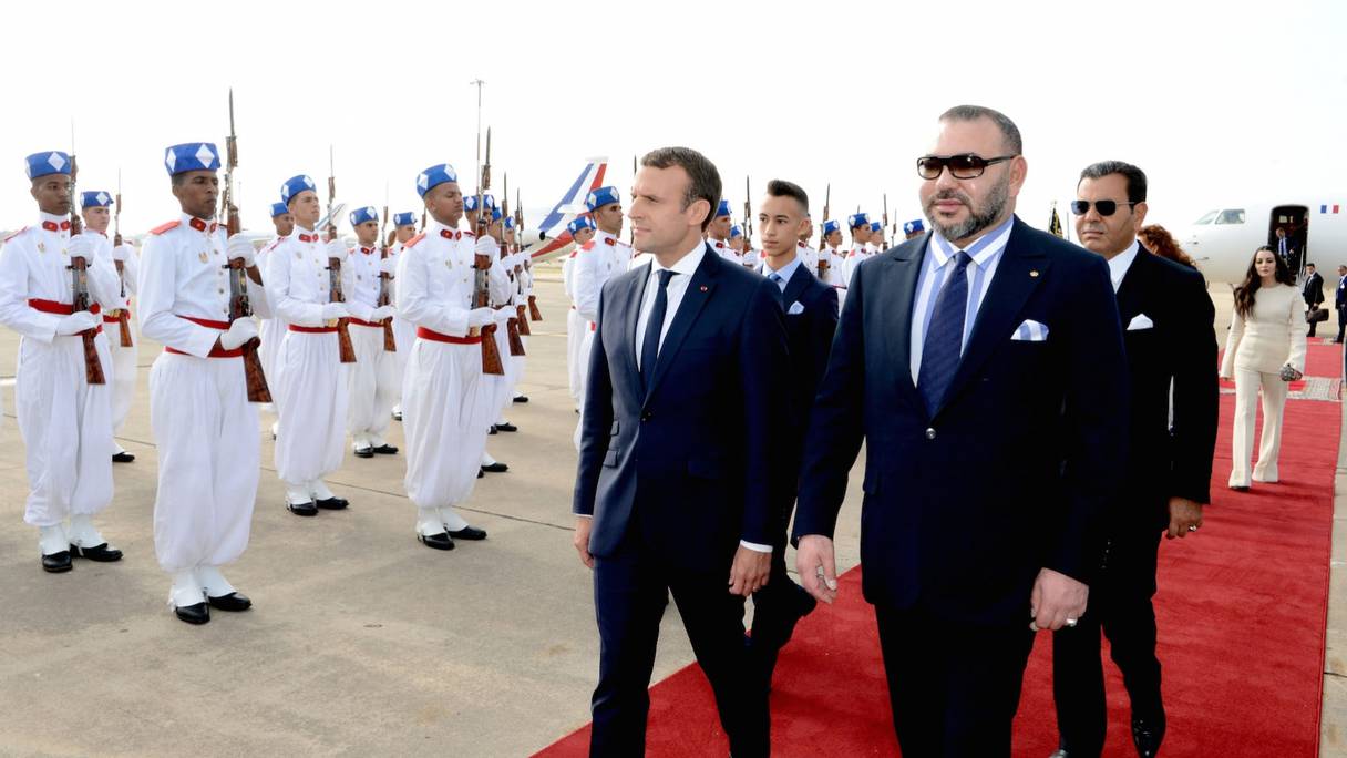 Le roi Mohammed VI accueille le président Emmanuel Macron à son arrivée à l'aéroport de Rabat-Salé.
