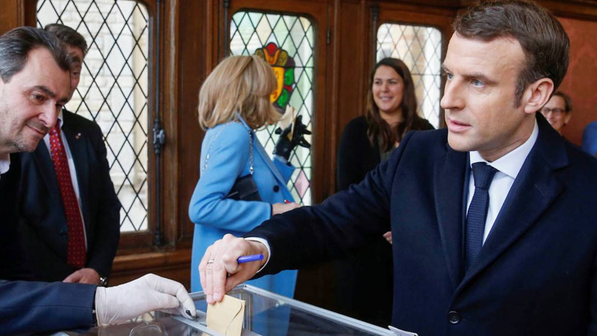 Le président français, Emmanuel Macron, vote lors du second tour des municipales au Touquet, dimanche 28 juin 2020. 
