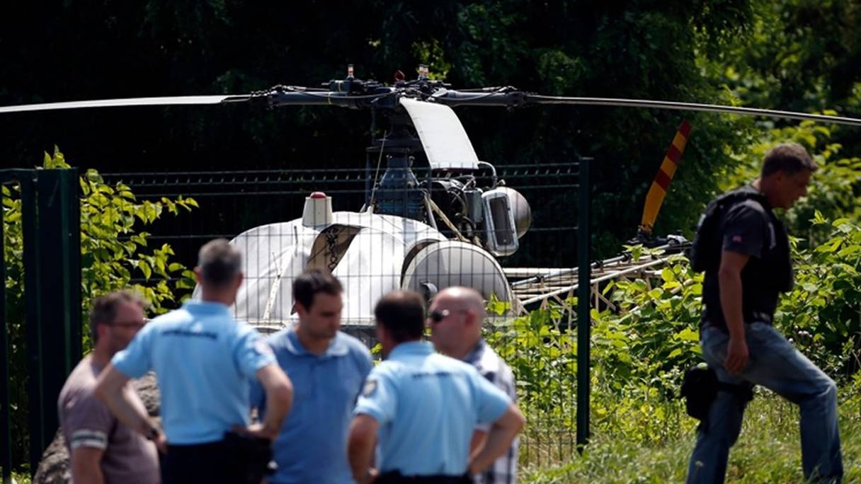 Les policiers sur le lieu où a été retrouvé l'hélicoptère utilisé pour l'évasion.

