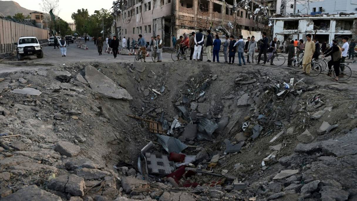 Cratère après l'attentat dévastateur au camion piégé qui a frappé mercredi 31 mai 2017 le quartier diplomatique de Kaboul.
