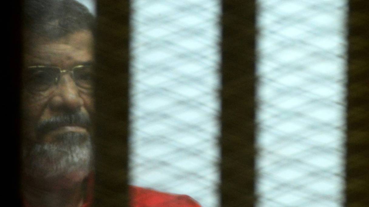 L'ex-président Mohamed Morsi dans le box des accusés au tribunal du Caire, le 18 juin 2016.
