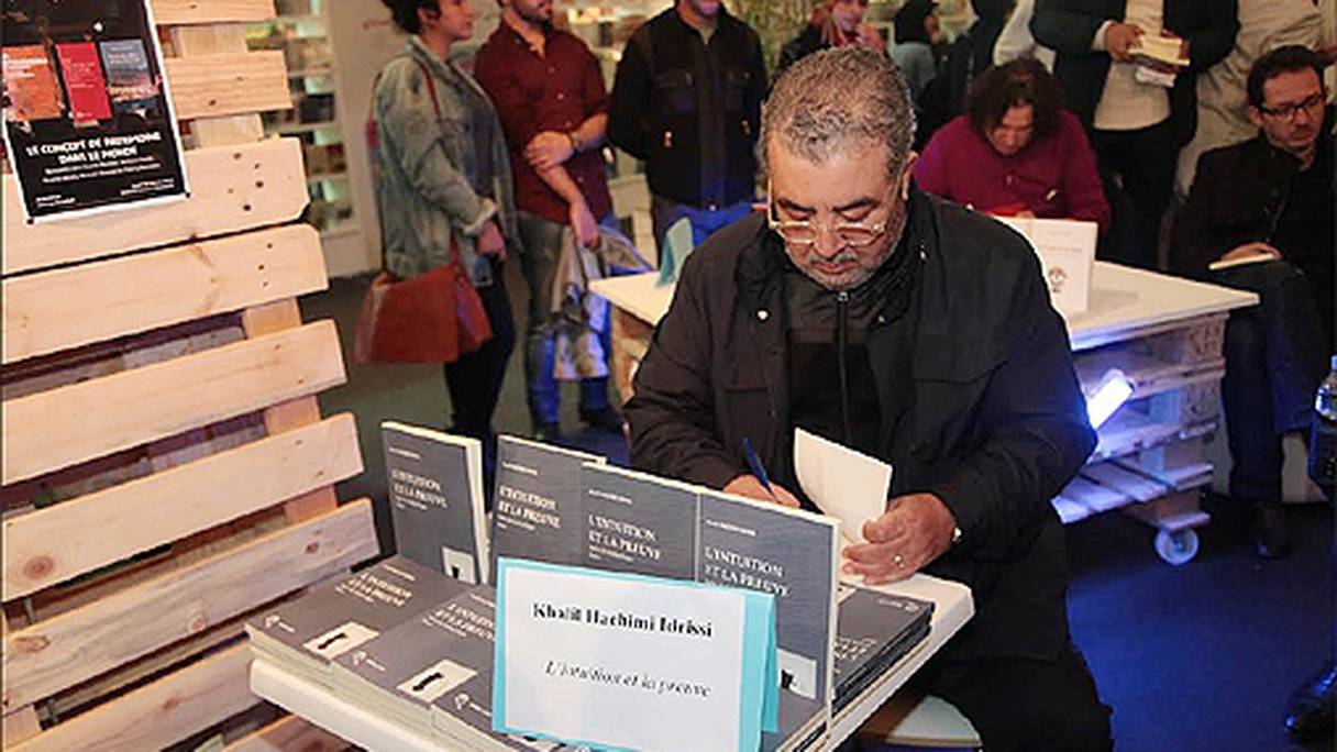 Khalil Hachimi Idrissi signant son nouveau recueil au SIEL.
