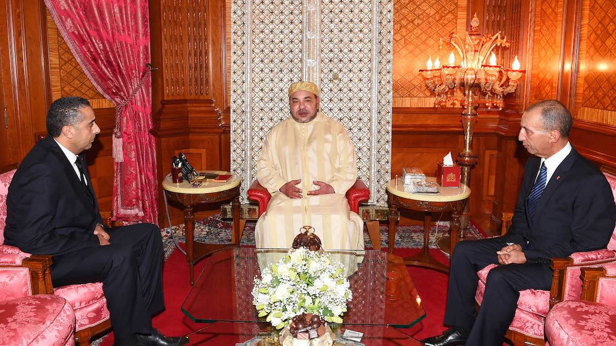 Abdellatif Hammouchi, lors de sa nomination le 15 mai 2015 nouveau directeur de la DGSN, en présence du ministre de l'Intérieur Mohamed Hassad.
