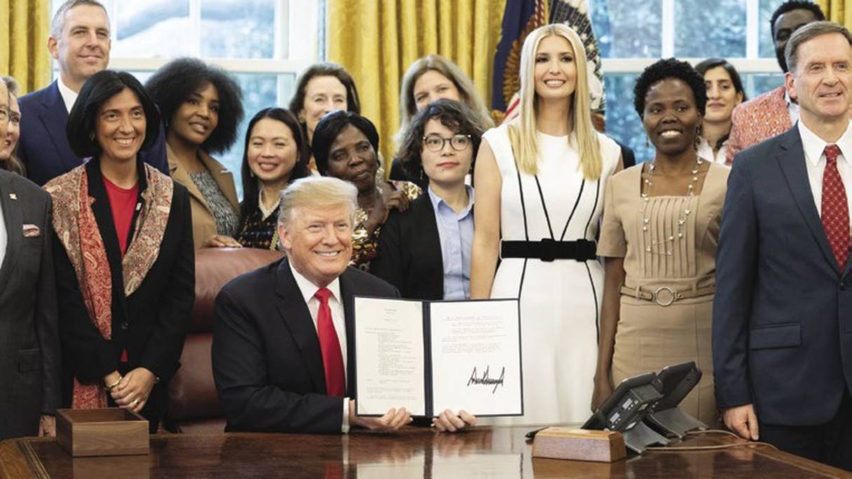 Donald et Ivanka Trump, Conseillère principale du président américain, lors de la cérémonie célébrant le premier anniversaire du lancement de l’Initiative de développement économique des femmes. 
