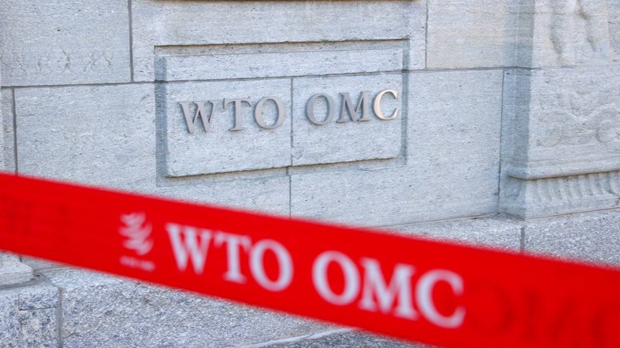Un panneau sur la façade du siège de l'Organisation mondiale du commerce (OMC) à Genève
