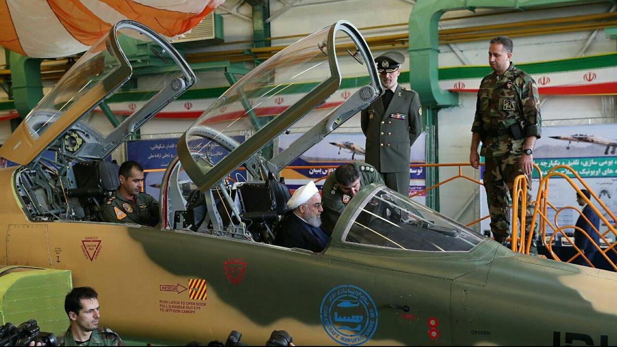 Le président Hassan Rohani inspectant le Kowsar, un avion de chasse 100% made in Iran.
