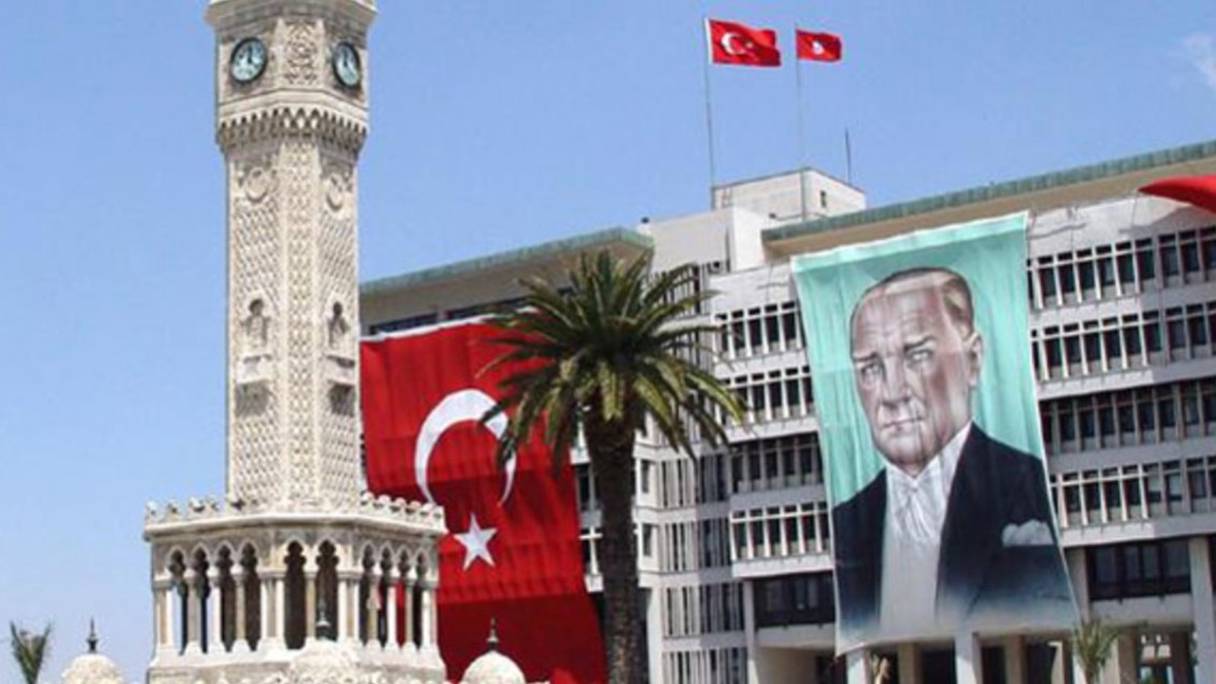 Izmir, bastion laïque où a retenti l'hymne anti-fasciste mercredi 20 mai 2020, est le fief du CHP, le principal parti d'opposition fondé par le père de la Turquie moderne, Mustafa Kemal Atatürk.

