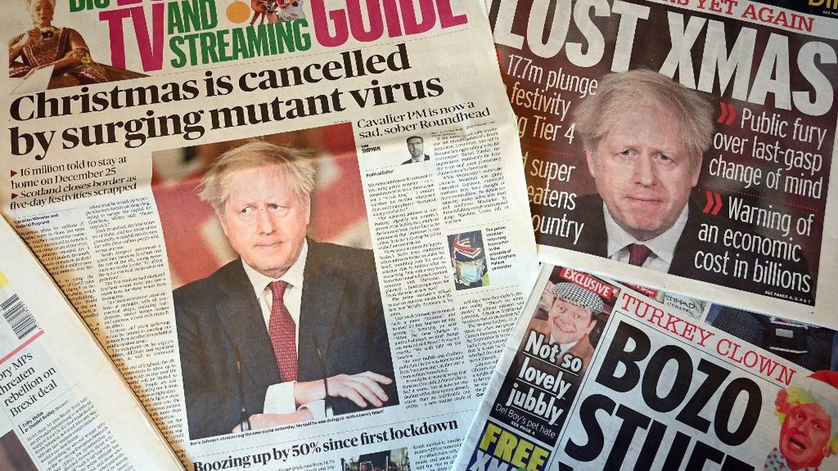 Unes de tabloïds britanniques (édition du dimanche 20 décembre 2020), avec, en manchette, l'annulation des déplacements à la veille de Noël décidée par Boris Johnson en Grande-Bretagne, après la découverte d'une nouvelle variante du SARS-CoV-2. 
