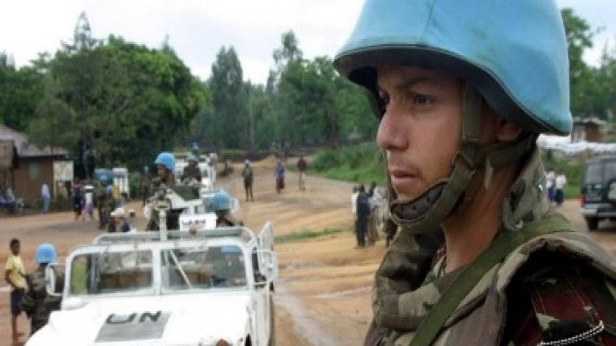 Un soldat des Forces Armées Royales, lors d'une Opération de Maintien de la Paix (OMP) sous l'égide des Nations Unies. 
