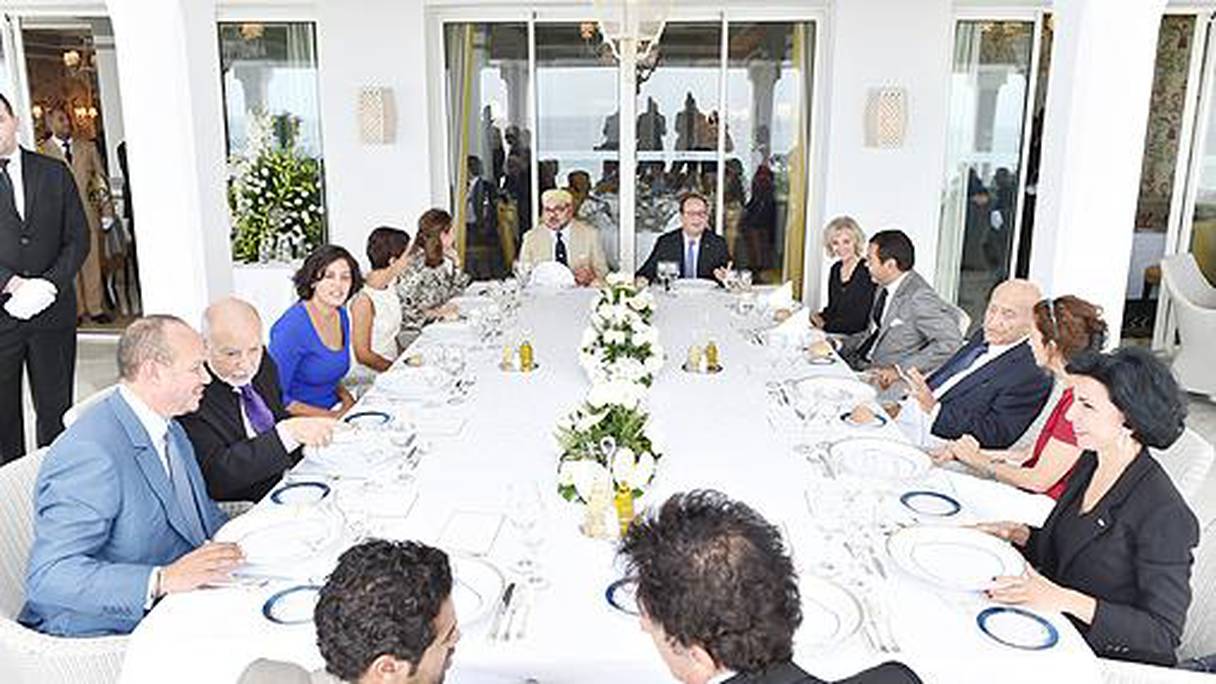 Abderrahmane El Youssoufi, assis à gauche du prince Moulay Rachid, lors d'une réception offerte par le roi Mohammed VI en l'honneur du président Hollande.
