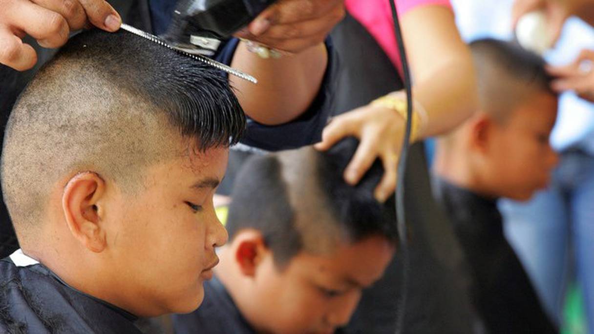 Les "barbiers" sortent individuellement à moto vers des communautés éloignées et cette action a été accueillie avec joie.
