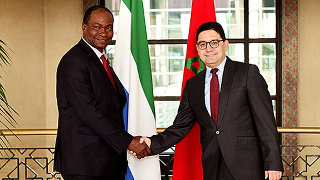 Le ministre des Affaires étrangères et de la coopération internationale, Nasser Bourita, et l’émissaire du président de Sierra Leone, Samura Kamara, vendredi 29 décembre à Rabat.
