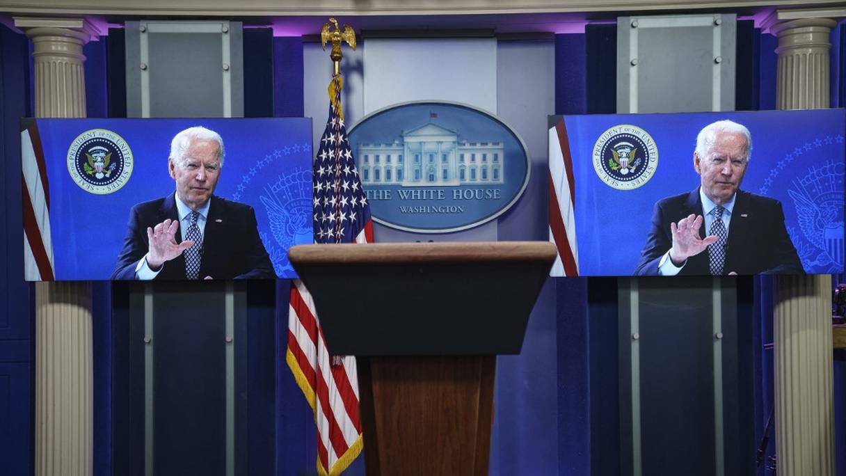 Le président Joe Biden apparaît sur des écrans, dans la salle de conférence de presse de la Maison Blanche, alors qu'il s'adresse à la National Governors Association, le 25 février 2021 à Washington, DC.
