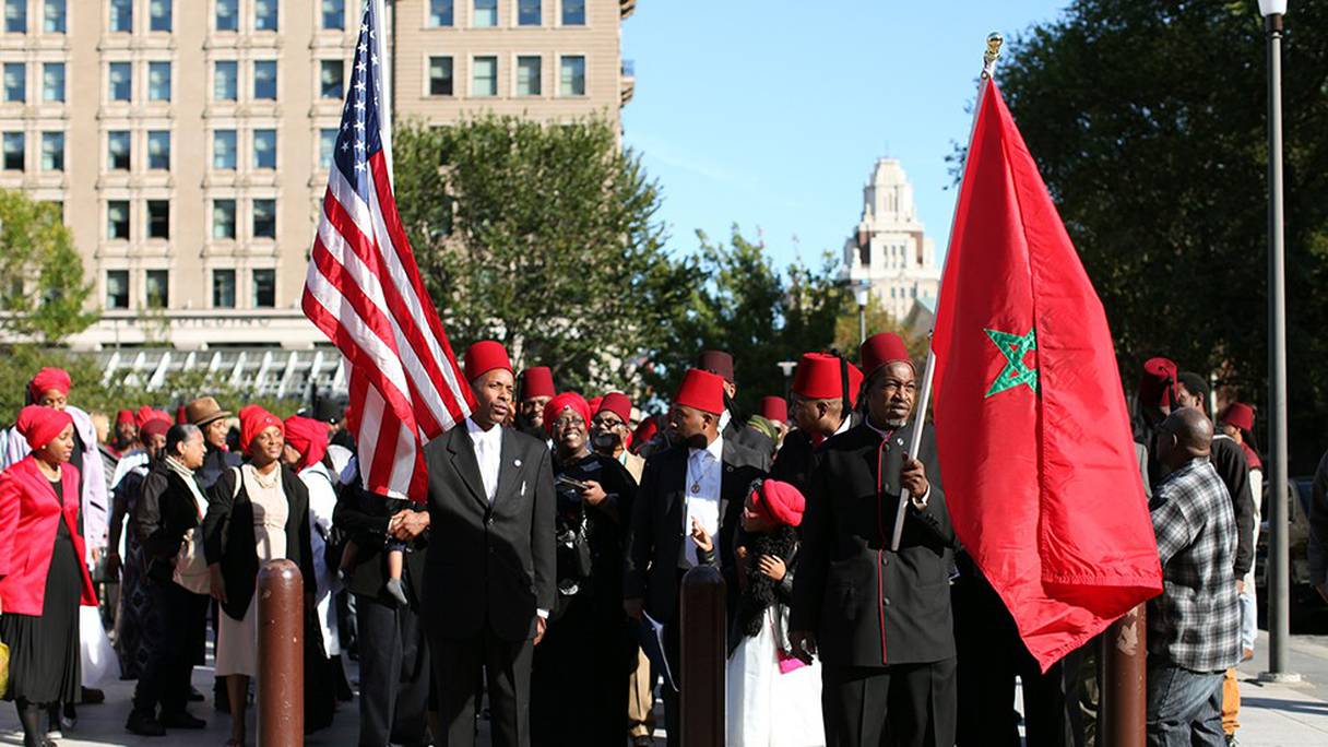 Des manifestants afro-américains brandissant le drapeau marocain aux Etats-Unis.
