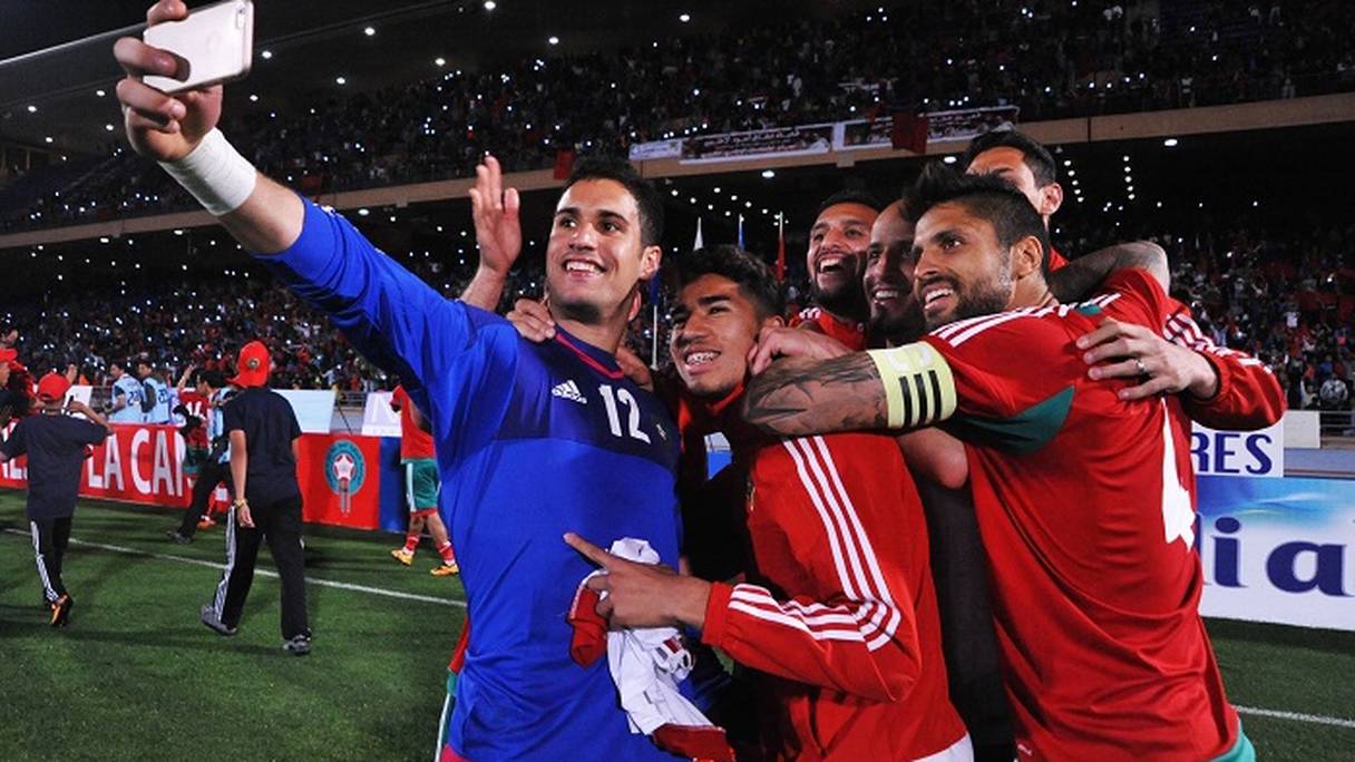 Le gardien Munir Mohamedi prenant un selfie avec les joueurs de l'équipe nationale lors de la CAN 2017.
