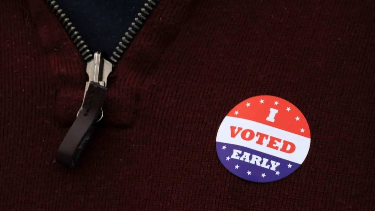 Badge "j'ai voté tôt", accroché sur un pull, lors du scrutin présidentiel américain de 2020. 
