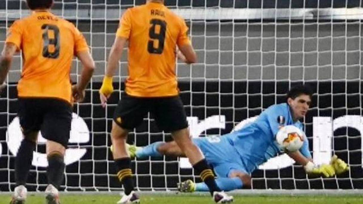 Yassinr Bounou arrêtant un penalty face à Wolves en quarts de la League Europa.
