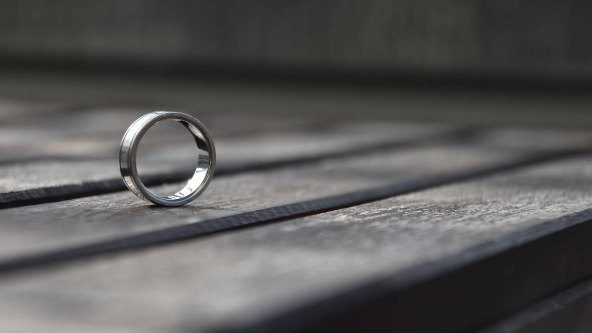 Une alliance. Placé à l'annulaire gauche, cet anneau désigne aujourd'hui dans le monde entier les personnes mariées. 
