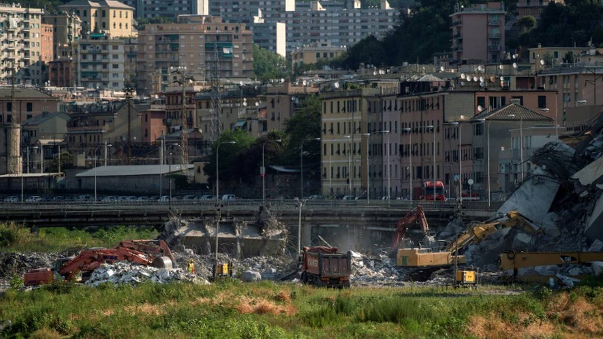 Les secouristes s'affairent dans les décombres du viaduc effondré de Gênes, en Italie, le 17 août 2018.
