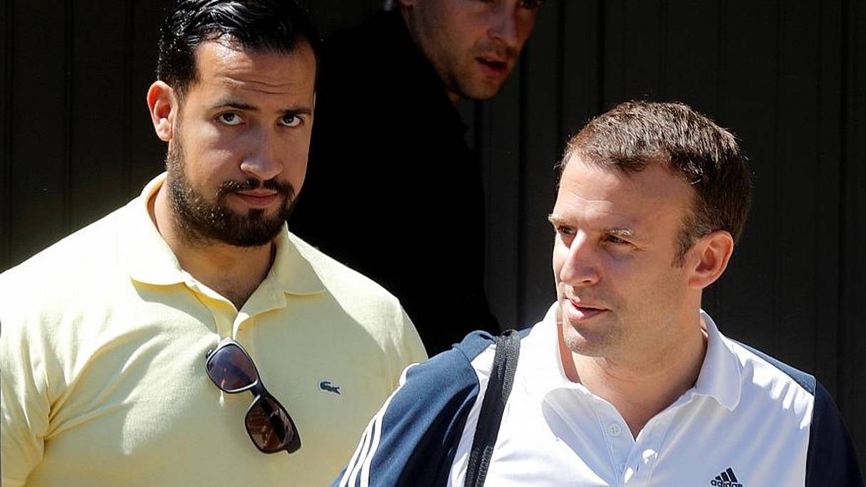 Alexandre Benalla (à gauche), l'ex-collaborateur déchu de l'Elysée, a de nouveau été mis en examen pour des violences.
