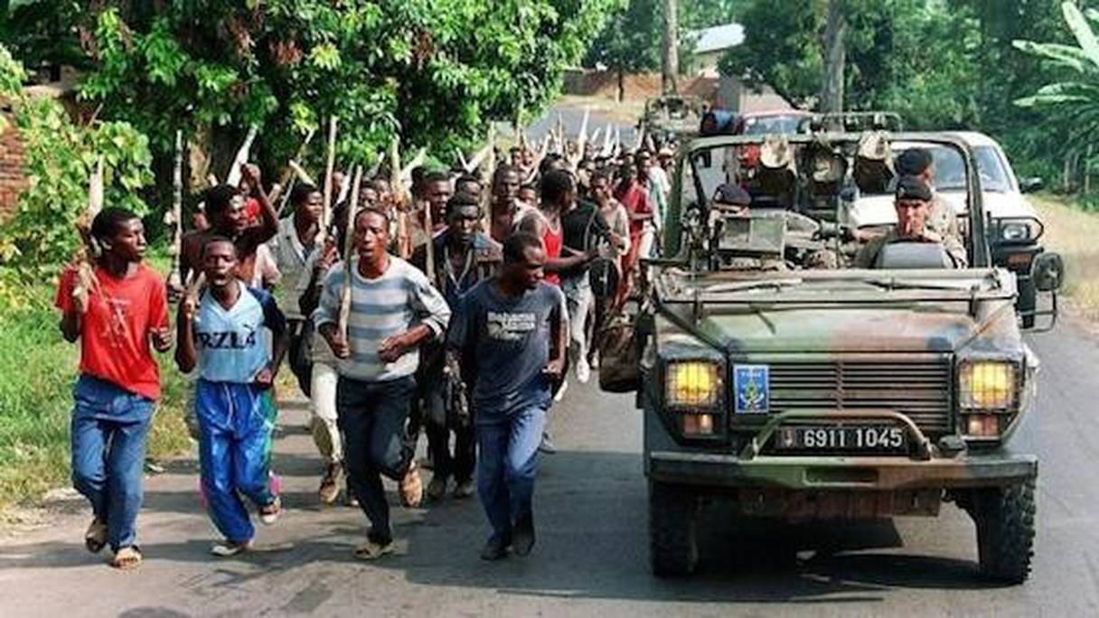 Des soldats français au côté d'une milice des forces gouvernementales hutu en 1994. 
