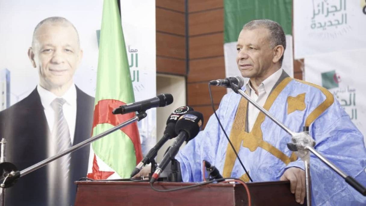Le président du mouvement islamiste "El Bina El Watani", Abdelkader Bengrina, lors de son déplacement mi-novembre à Tindouf, où il a été "accueilli" avec des slogans: "Pas d'élections avec les gangs!", "Vous avez trahi le peuple!"... 
