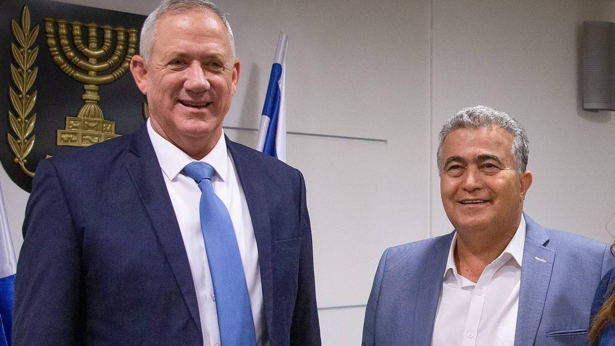 Le nouveau président du conseil d’administration d’Israel Aerospace Industries, Amir Peretz (à droite), et le ministre de la Défense d’Israël, Benny Gantz (à gauche), à Jérusalem, le 28 octobre 2019.
