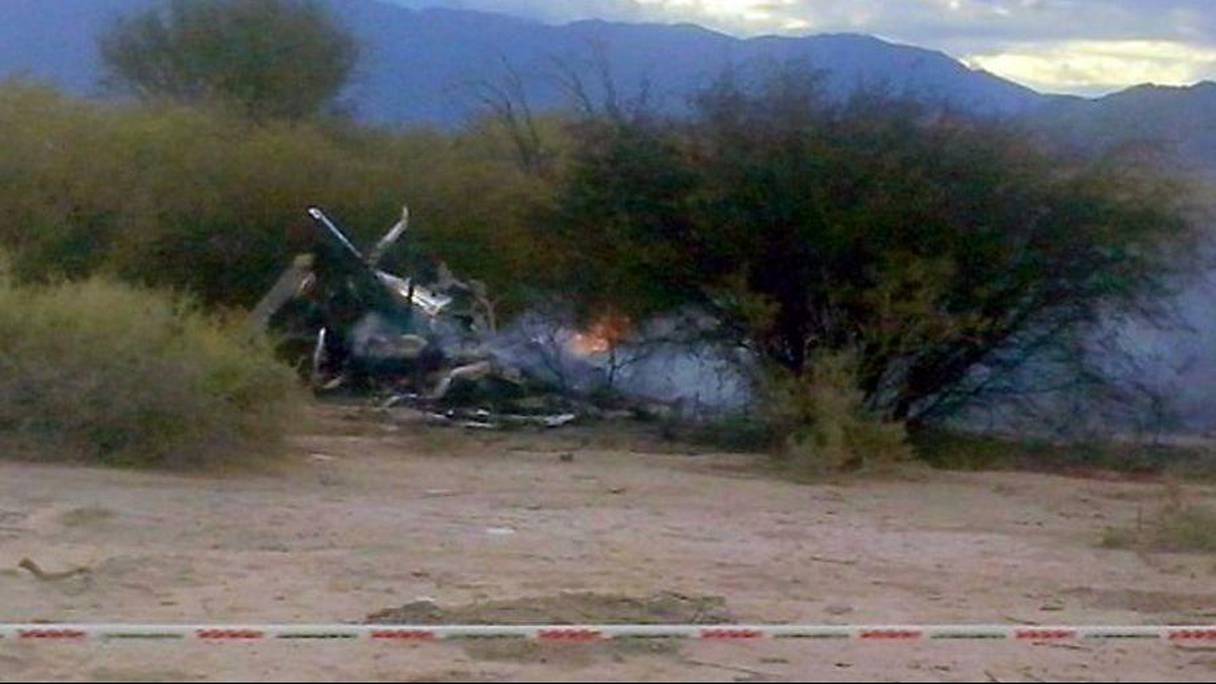 Les carcasses des deux hélicoptères après leur collision dans les airs.
