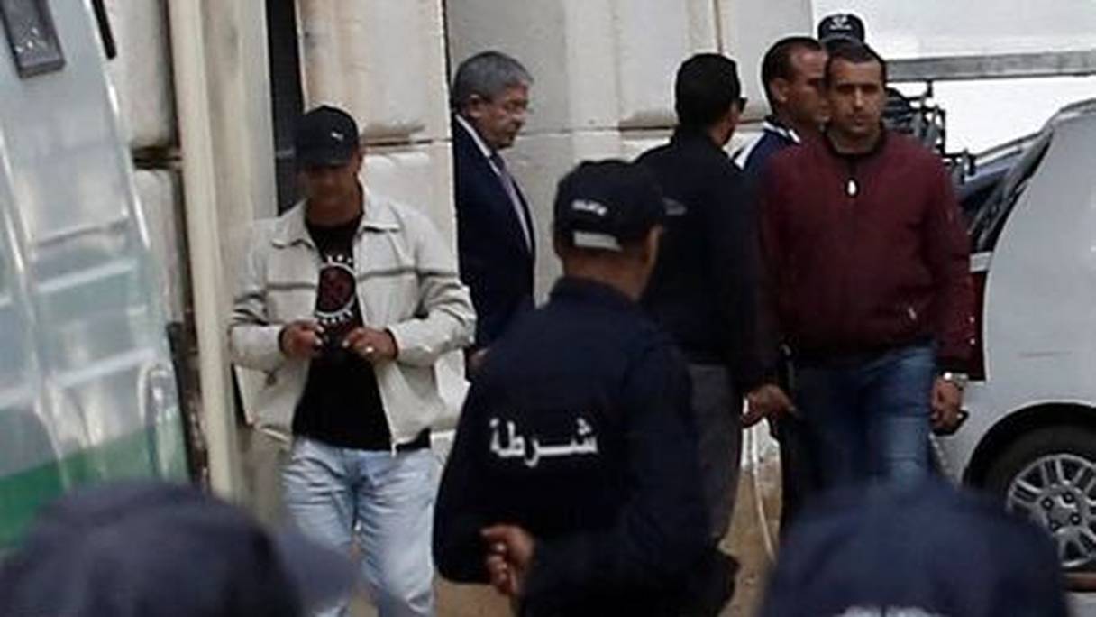 L'ex-premier ministre, Ahmed Ouyahia, quittant le tribunal de Sidi M'Hamed, à Alger, après avoir été entendu sur une affaire de corruption. 
