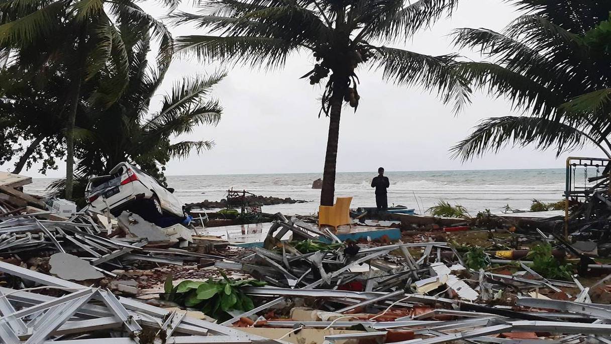 Le tsunami a frappé soudainement samedi soir les rives du détroit de la Sonde, qui sépare les îles de Sumatra et de Java.
