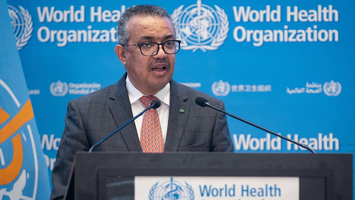 Cette photo distribuée par l'Organisation mondiale de la santé (OMS) le 29 novembre 2021 montre le directeur général de l'OMS, Tedros Adhanom Ghebreyesus, s'adressant à la session extraordinaire de l'Assemblée mondiale de la santé à Genève.

